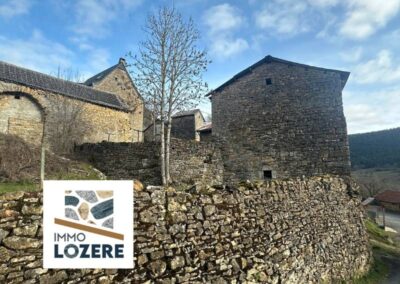 Proche  La Canourgue : Corps de ferme à rénover