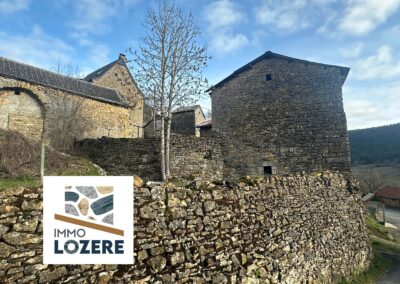 Proche  La Canourgue : Corps de ferme à rénover