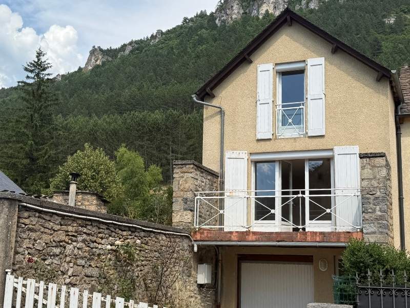 Barjac – Maison T6 avec garage et jardin attenant