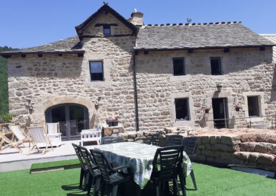 LANUEJOLS- CORPS DE FERME -140 m2